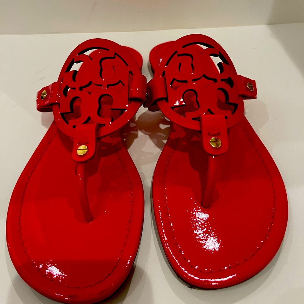 Tory Burch flip flop. Size 9. Bright red. Patent Leather.